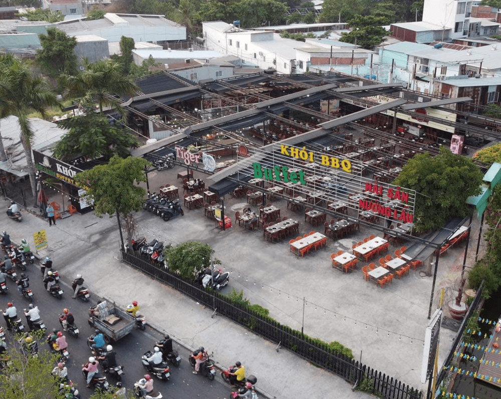 Buffet Khói mang lại cảm giacs thoải mái cho thực khách nhờ không gian ngoài trời thoáng mát, sạch sẽ (Nguồn: Hệ Thống Buffet KHói)